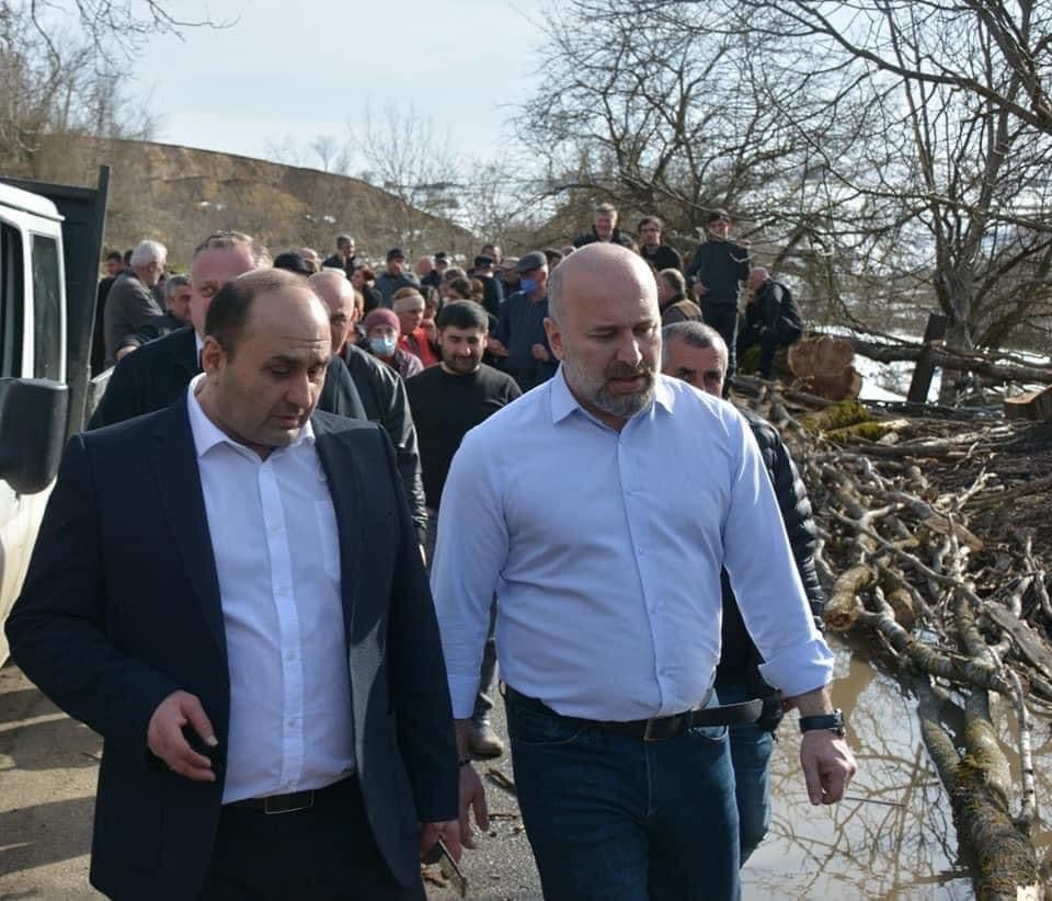 სოფელ ითხვისში გარემოს ეროვნული სააგენტოს გეოლოგები მუშაობენ