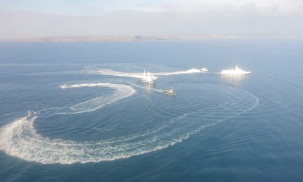 რუსულმა გემებმა ქერჩის სრუტეში უკრაინულ ხომალდებს ცეცხლი გაუხსნეს, დაჭრილია ორი სამხედრო