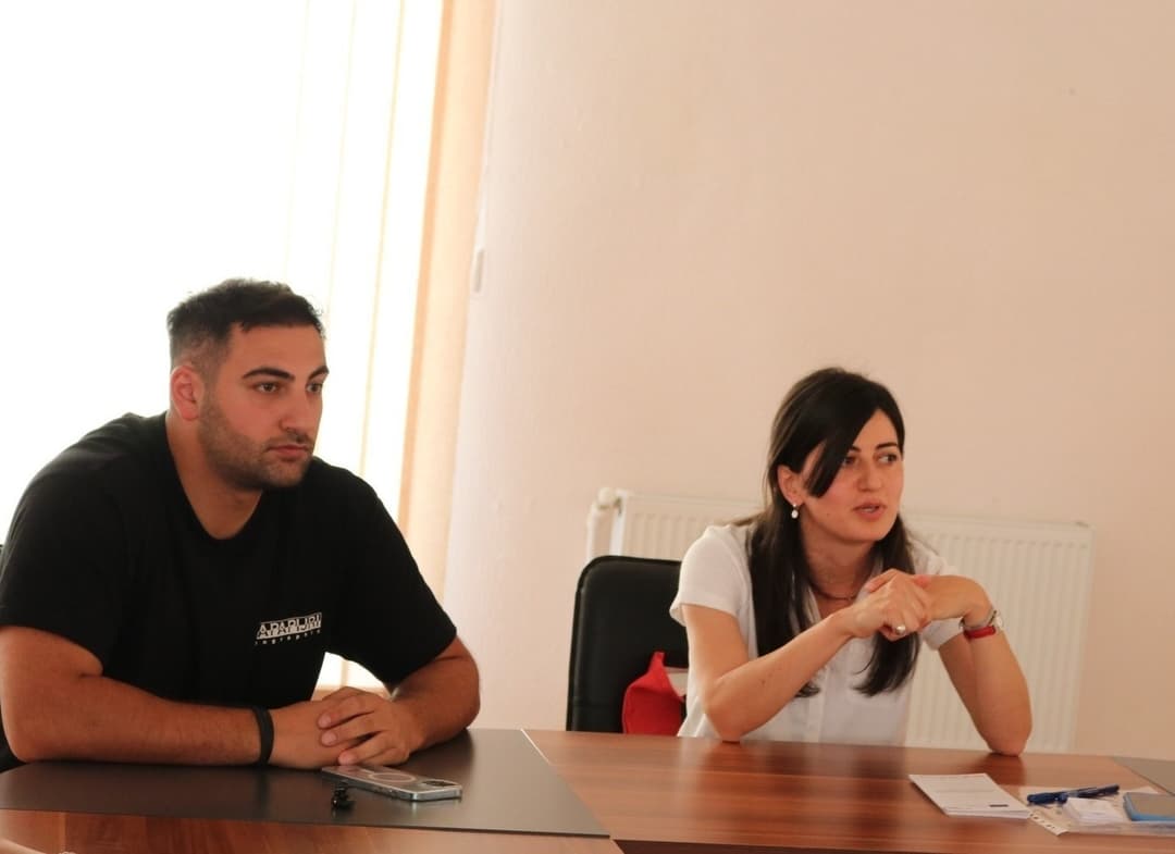 ონის მუნიციპალიტეტის მერის პირველმა მოადგილემ “უფლებები საქართველოს” წარმომადგენელთან სამუშაო შეხვედრა გამართა