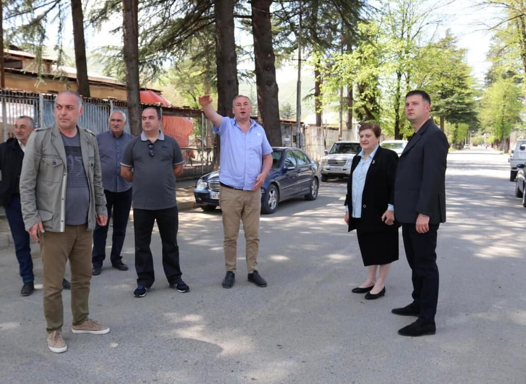 ონის მუნიციპალიტეტის მერმა კახაბერის ქუჩაზე მიმდინარე ინფრასტრუქტურული პროექტი დაათვალიერა