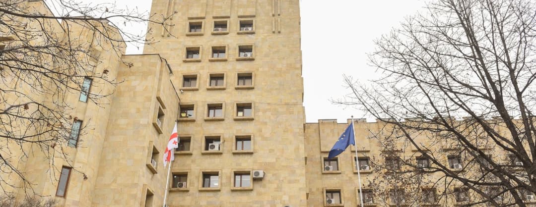 სასამართლომ ტურისტების კუთვნილი თანხების თაღლითურად დაუფლების ფაქტებზე ბრალდებული 14 პირი დამნაშავედ ცნო