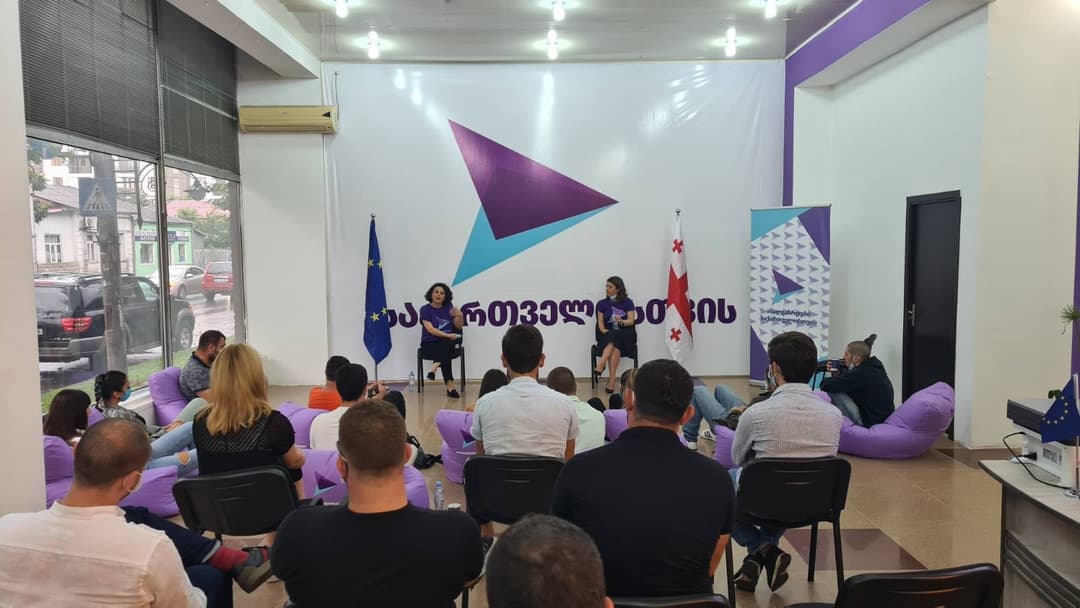 “საქართველოსთვის” წევრები ქუთაისში ახალგაზრდებს, არასამთავრობო სექტორს და შშმ პირთა თემის წარმომადგენლებს შეხვდნენ