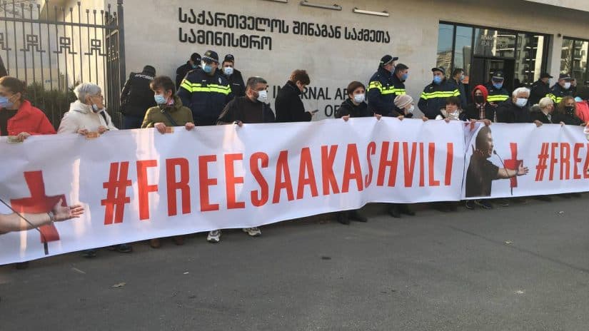 მიხეილ სააკაშვილის გათავისუფლების მოთხოვნით შსს-სთან აქცია იმართება
