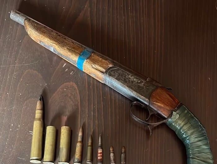 პოლიციამ თბილისსა და რეგიონებში უკანონო ცეცხლსასროლი იარაღი და საბრძოლო მასალა ამოიღო – დაკავებულია 4 პირი