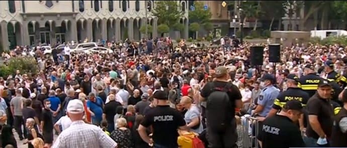 პარლამენტთან მთავრობის გადადგომის მოთხოვნით აქცია იმართება