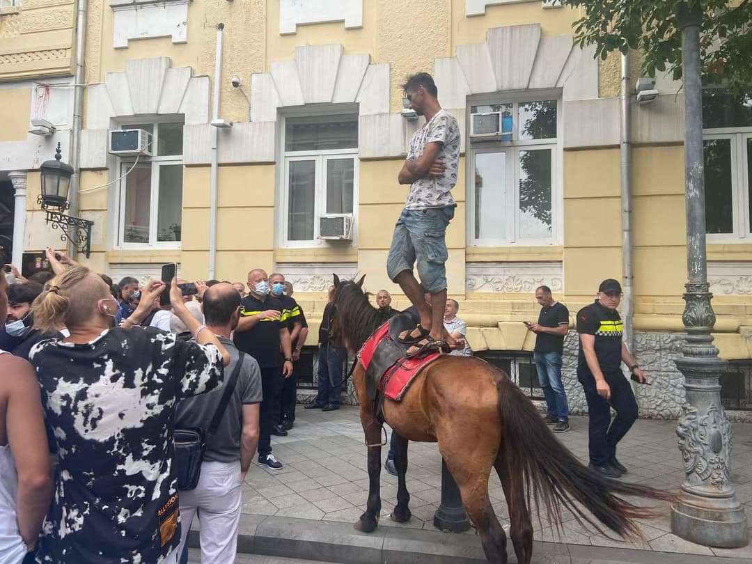 მხედარი პროტესტს ცხენიდან იღებდა და აკვირდებოდა