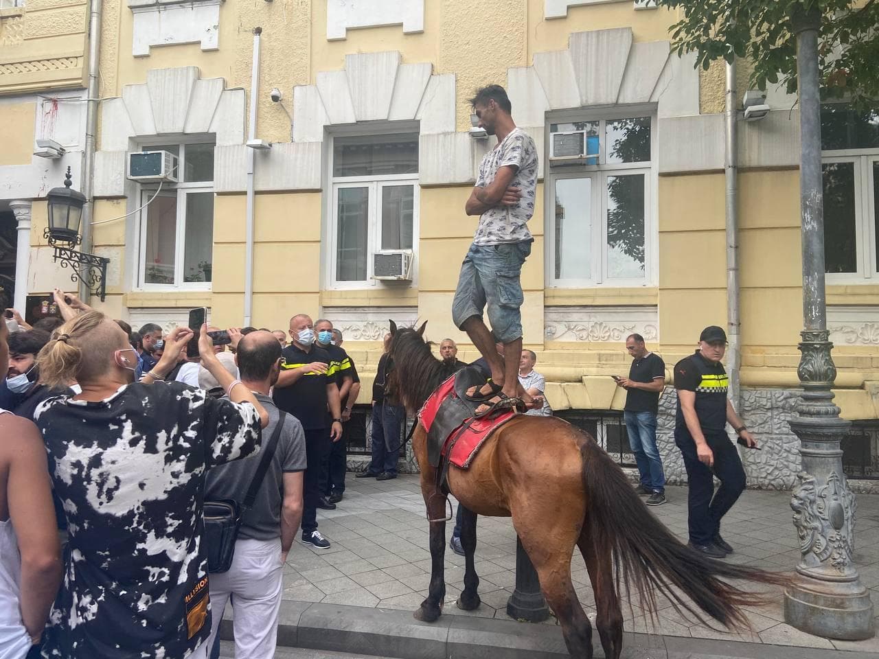 Frontnews image description