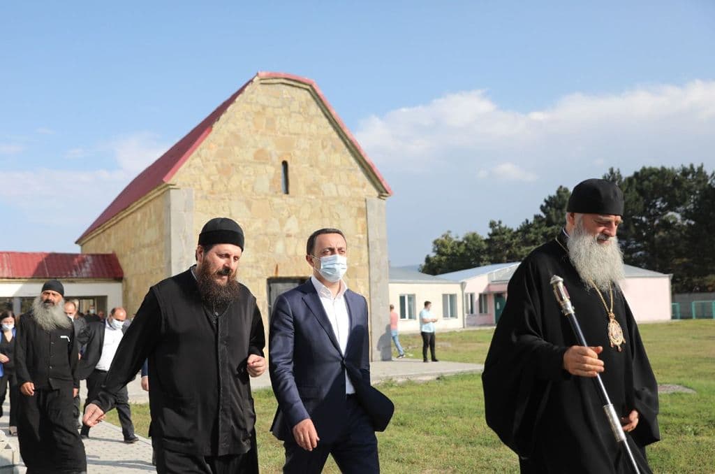 პრემიერი გორში აღდგომის მშენებარე ტაძარს, გორისა და ატენის და რუისისა და ურბნისის მიტროპოლიტებს ეწვია