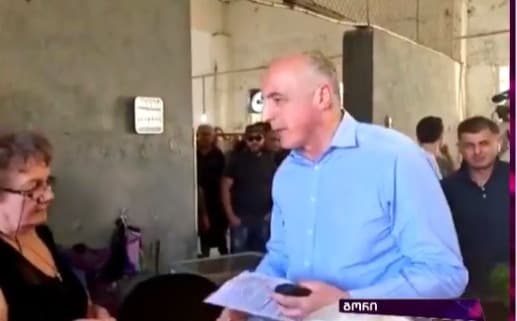 Public servant throws greens at Lelo opposition leader while discussing EU with vendors