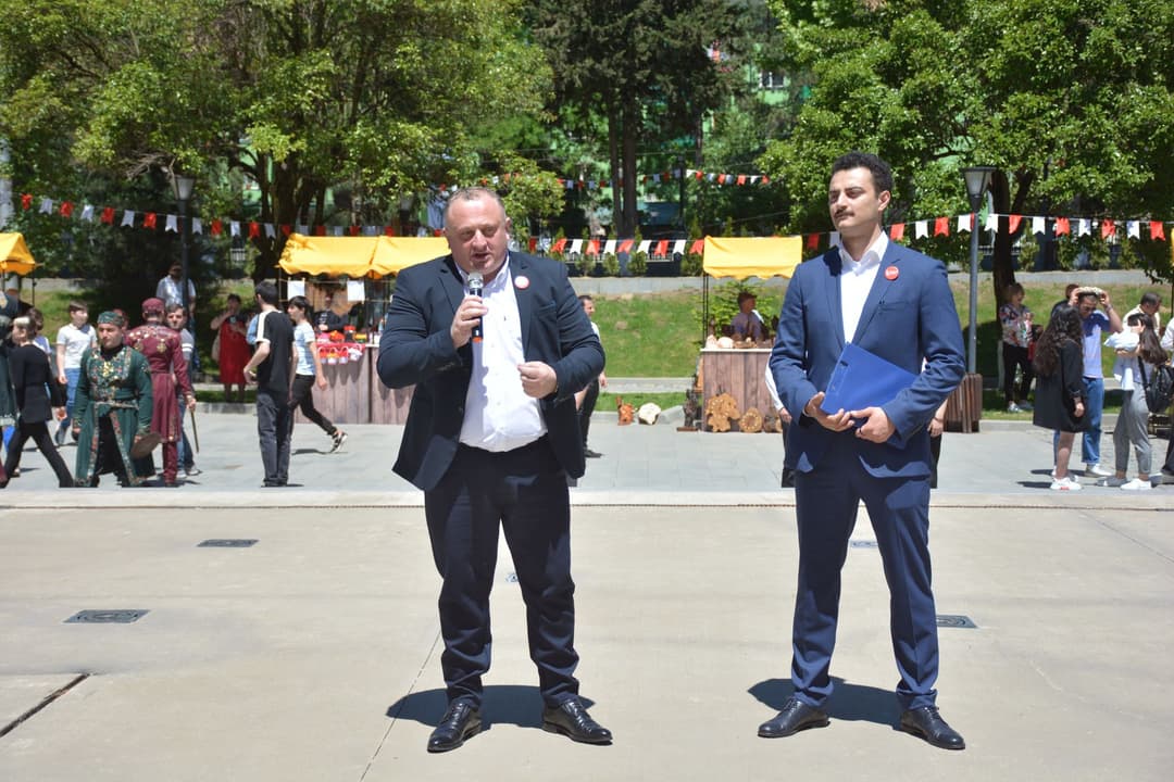 26 მაისის აღსანიშნავად, ჭიათურაში სხვადასხვა სახის საზეიმო და შემეცნებითი ღონისძიებები გაიმართა