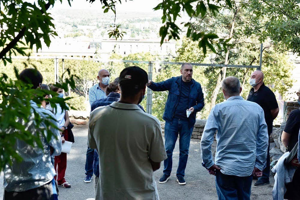 ზურაბ აბაშიძემ ვერის მოსახლეობასთან წინასაარჩევნო პროგრამის ფარგლებში დაგეგმილი პროექტები განიხილა