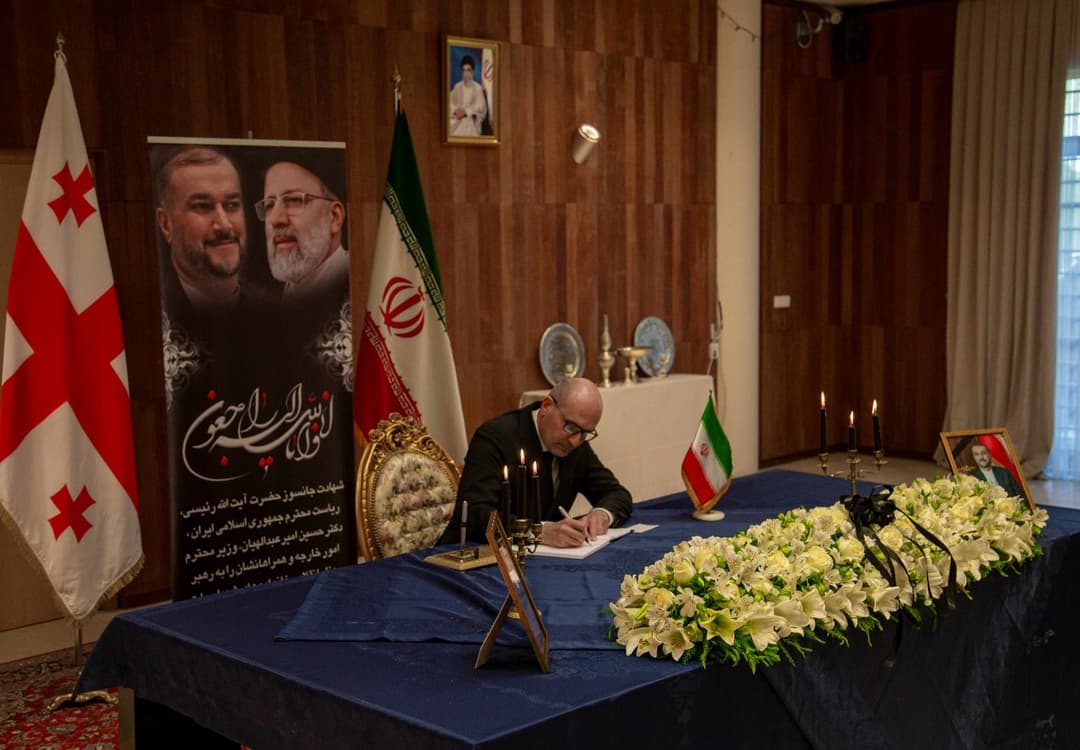 რუსლან აბაშიძემ ირანის საელჩოში გახსნილ სამძიმრის წიგნში ჩანაწერი გააკეთა