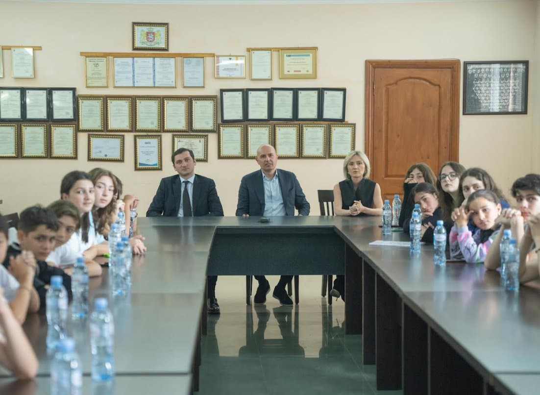 Frontnews image description