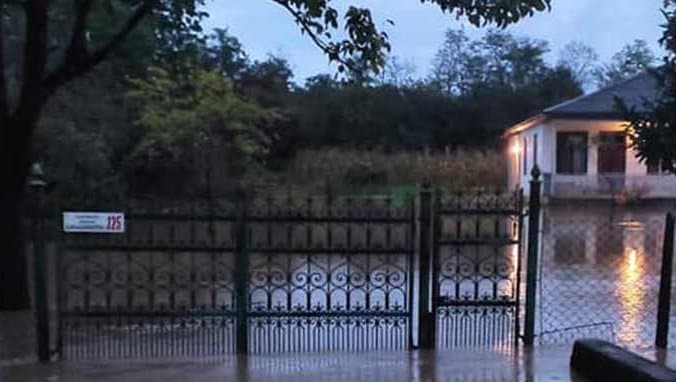 ადიდებულმა მდინარემ აბაშაში ეზოები და საცხოვრებელი სახლების პირველი სართულები დატბორა