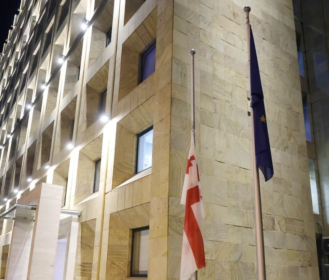 მთავრობის ადმინისტრაციის შენობაზე სახელმწიფო დროშა დაეშვა