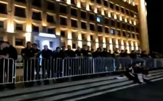 აქციის მონაწილეებმა მთავრობის ადმინისტრაციასთან გადაინაცვლეს