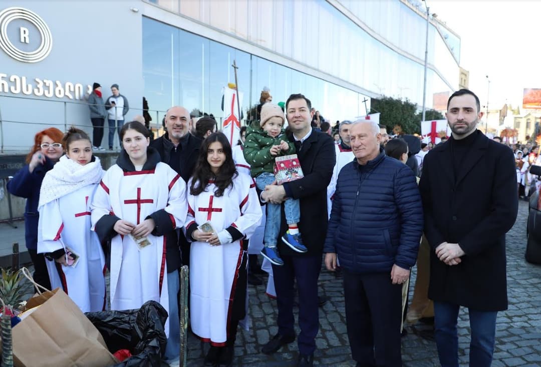 აფხაზეთის მთავრობის წარმომადგენლებმა ალილოს სადღესასწაულო მსვლელობაში მიიღეს მონაწილეობა