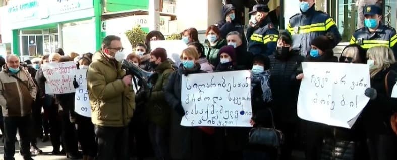 სოციალური მომსახურების სააგენტოს თანამშრომლები ჯანდაცვის სამინისტროსთან აქციას მართავენ