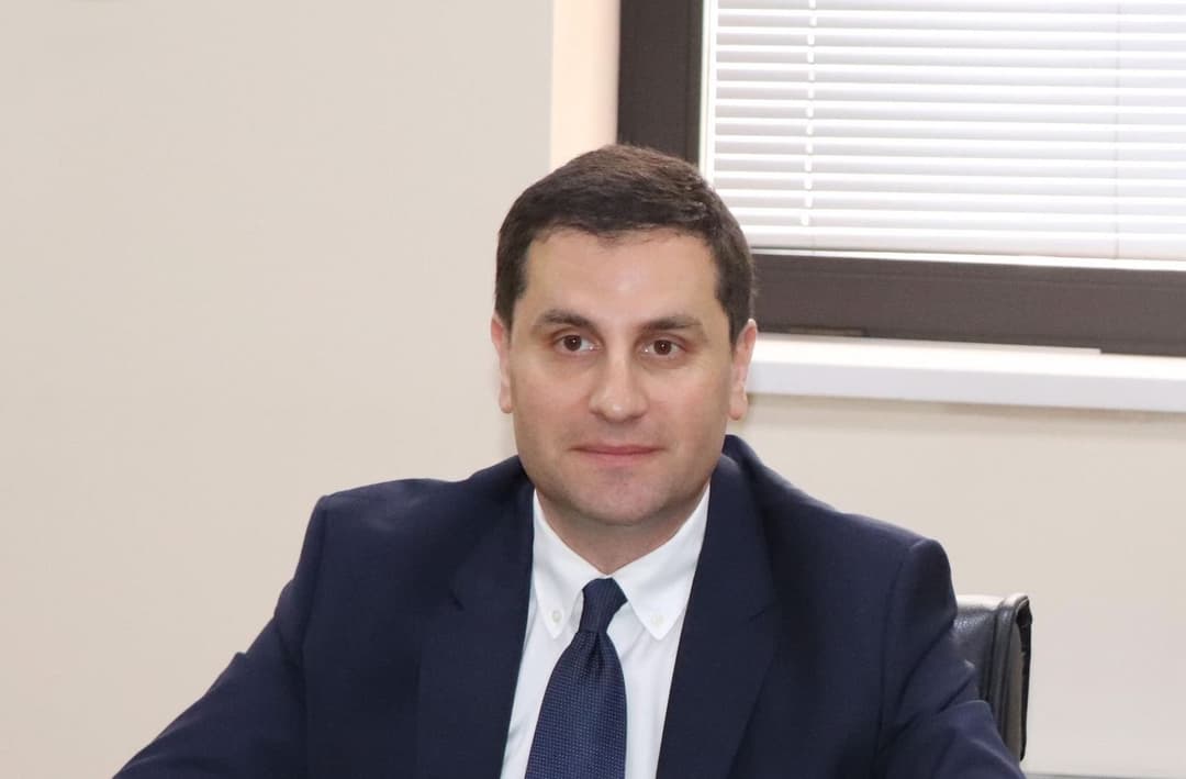 ბესიკ ამირანაშვილი მეთორმეტეკლასელებს სკოლის დამთავრებას ულოცავს