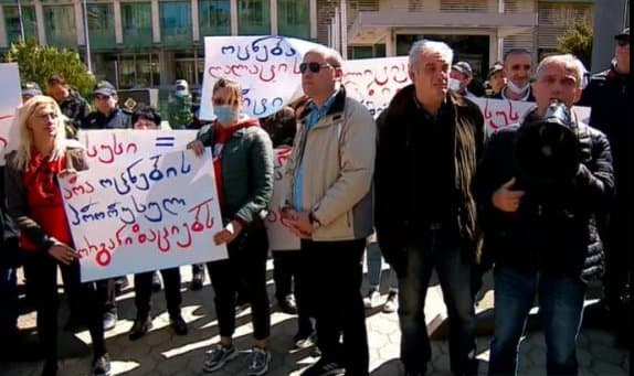 სუს-თან, უზენაეს სასამართლოსთან და იუსტიციის სამინისტროსთან აქციები მიმდინარეობს