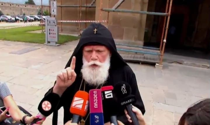 მეუფე ანტონი – თვითონ მოძალადეებო, შეხედეთ რაებს წერთ, თქვენ ახალისებთ გარყვნილებას, დაისახურეთ ცემა