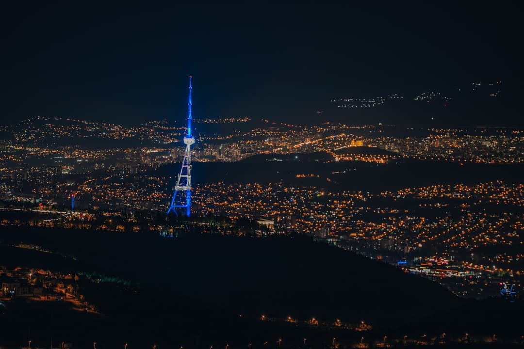 თბილისის ანძა ისრაელის სახელმწიფო დროშის ფერებში განათდა