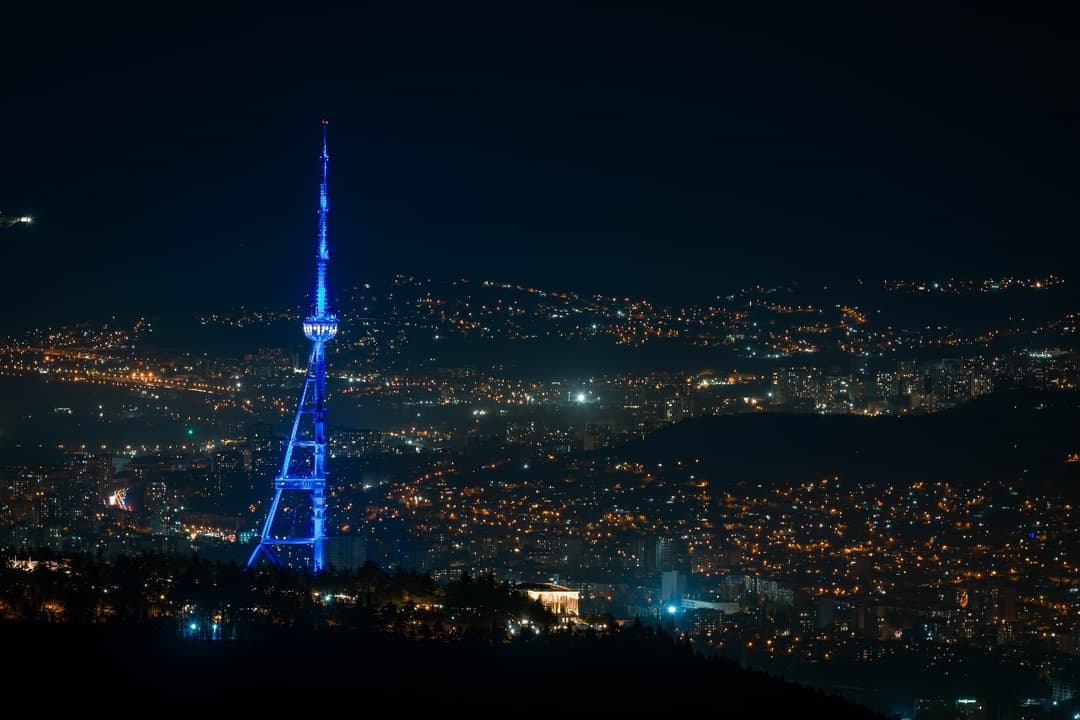 თბილისის სატელევიზიო ანძა ლურჯად განათდა