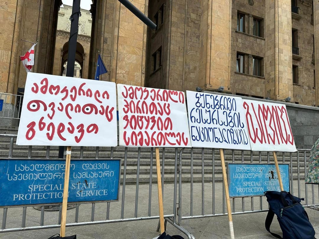 პარლამენტთან ოთხმა მაღაროელმა შიმშილობა დაიწყო