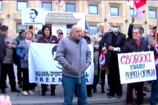 მიხეილ სააკაშვილის უცხოეთში სამკურნალოდ გადაყვანის მოთხოვნით კანცელარიასთან აქცია იმართება