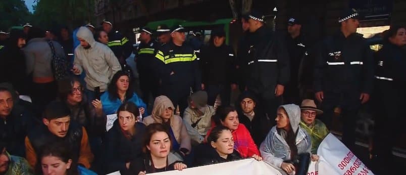 აქონდროპლაზიის დიაგნოზის მქონე ბავშვების მშობლების პროტესტი გრძელდება