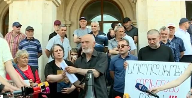 4 წლის წინ საეჭვო ვითარებაში გარდაცვლილი თორნიკე მერებაშვილის ოჯახი გორში აქციას მართავს