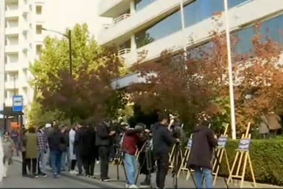 ოპოზიციური პარტიების ახალგაზრდულმა ორგანიზაციებმა თბილისის მერიასთან აქცია-პერფორმანსი გამართეს