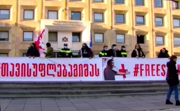 მთავრობის ადმინისტრაციასთან “მიშას სექტორი“ საპროტესტო აქციას მართავს