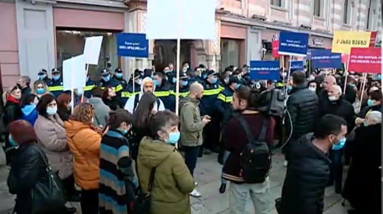 თბილისის საკრებულოს სხდომის პარალელურად საპროტესტო აქცია იმართება