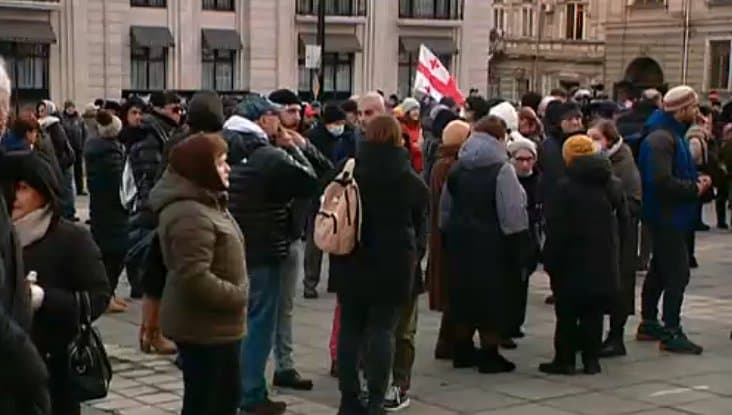 UNM rallies at government office