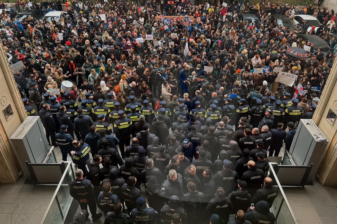 პარლამენტთან საპროტესტო აქცია გრძელდება