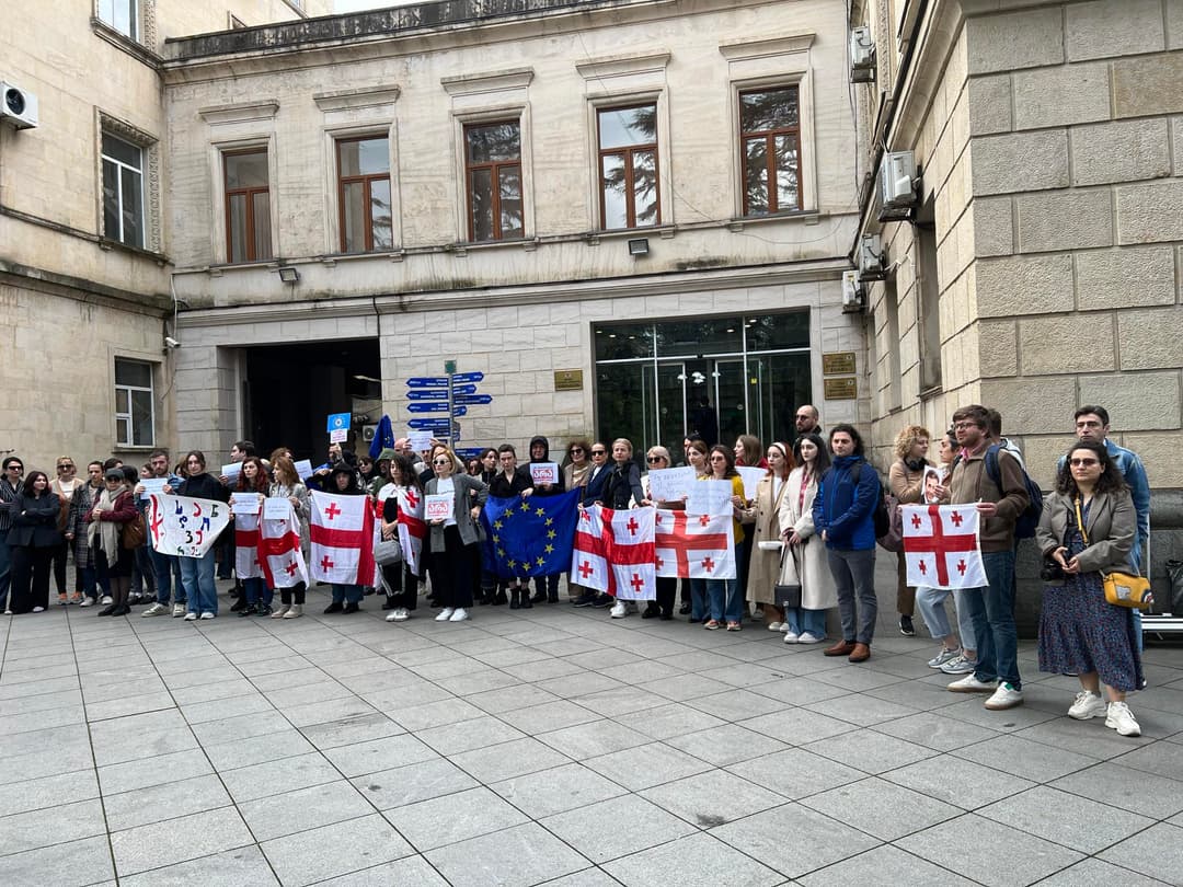 ქუთაისში “უცხოური გავლენის გამჭვირვალობის შესახებ” კანონს აპროტესტებენ