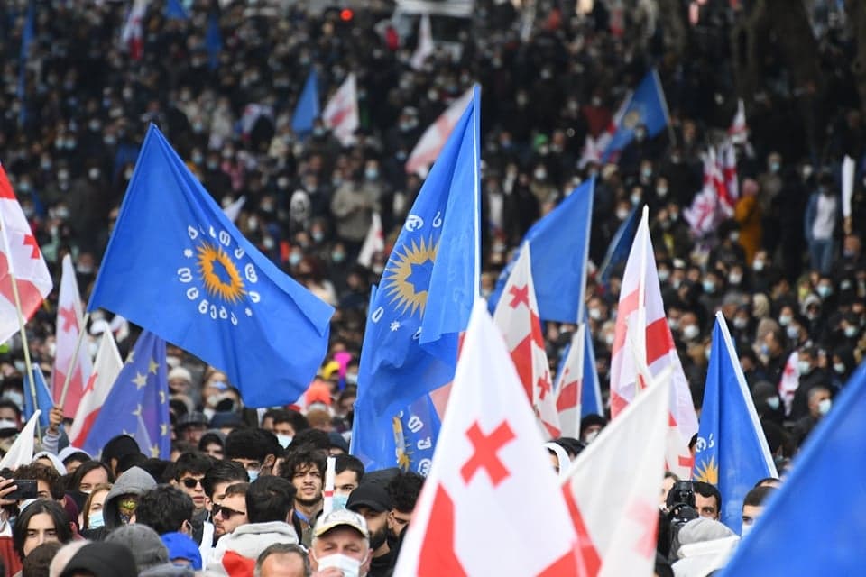 თავისუფლების მოედანზე „ქართული ოცნების“ შემაჯამებელი საარჩევნო შეკრება მიმდინარეობს