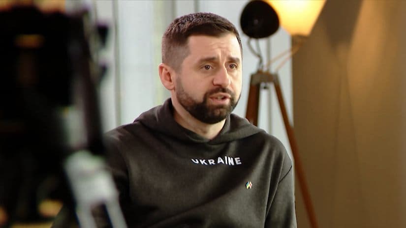 დავით არახამია – მთელი მსოფლიო აწესებს სანქციებს, სისხლის სამართლის საერთაშორისო სასამართლო პუტინის დაკავების ორდერს გასცემს და ამ დროს, ღარიბაშვილი უვიზო რეჟიმს აცხადებს