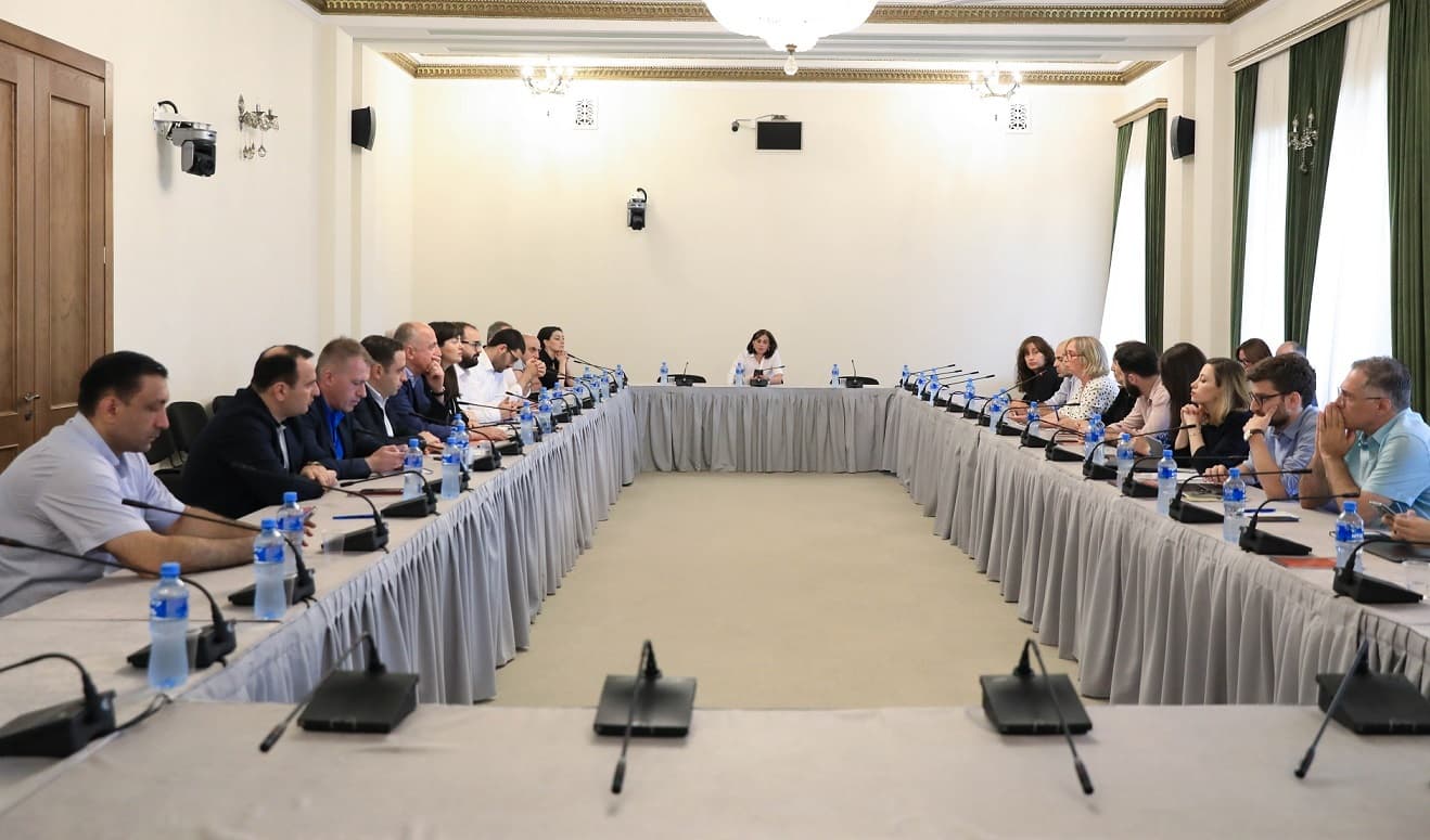 Frontnews image description