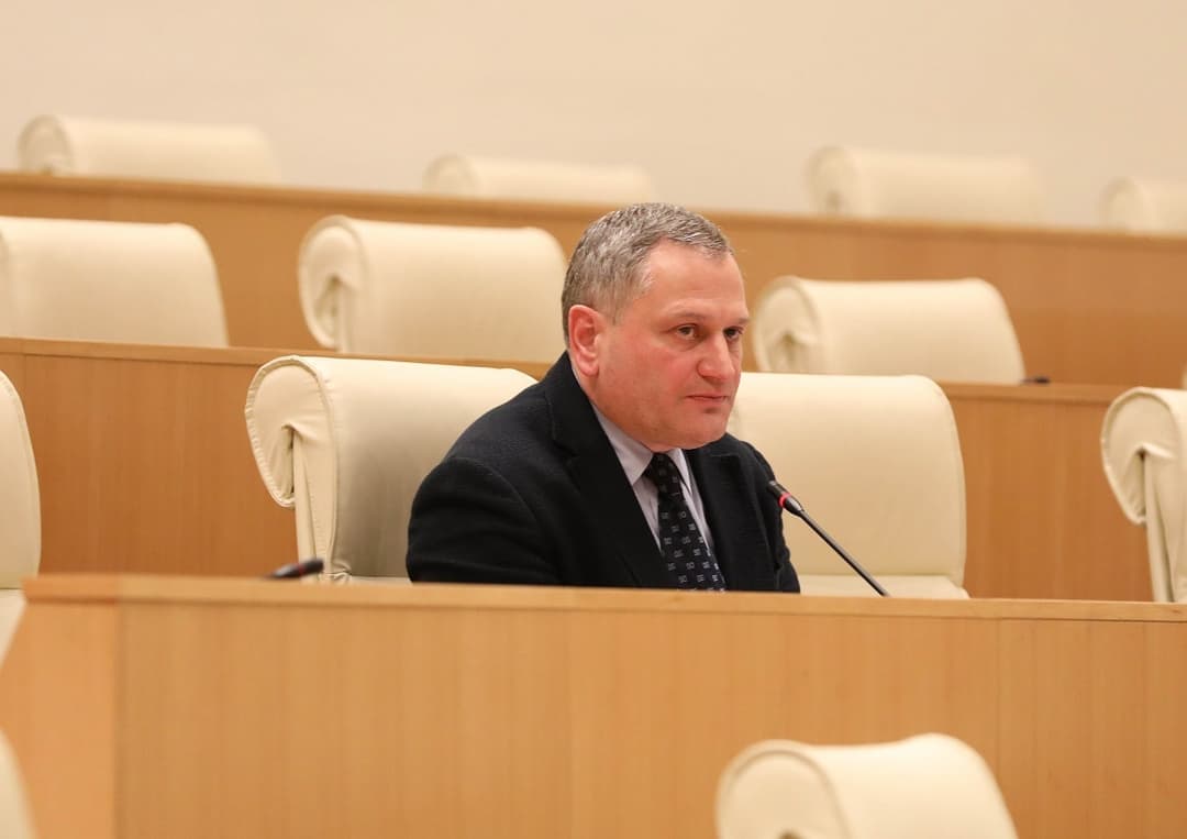 არმაზ ახვლედიანი – ასე თუ გაგრძელდა, შესაძლოა, საქმე იქამდე მივიდეს, რომ თქვენი სამთავრობო თვითმფრინავისთვის აღარ იყოს შესაძლებელი სხვადასხვა ევროპულ დედაქალაქში დაშვება