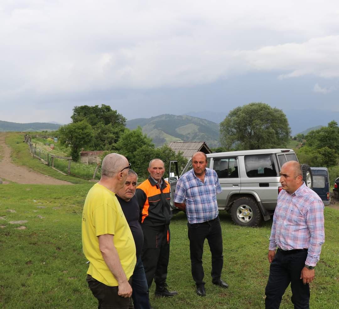 ბორჯომის მუნიციპალიტეტის მერი სოფელ საკირეში მიმდინარე მასშტაბურ ინფრასტრუქტურულ პროექტებს ადგილზე გაეცნო