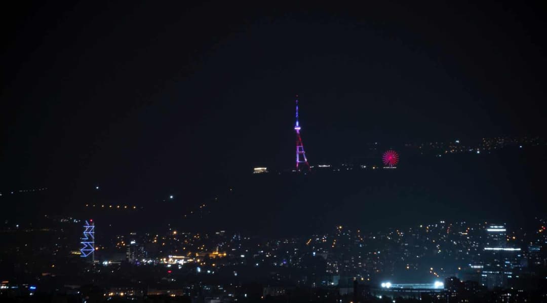 თბილისის ანძა აშშ-ის დროშის ფერებში განათდა