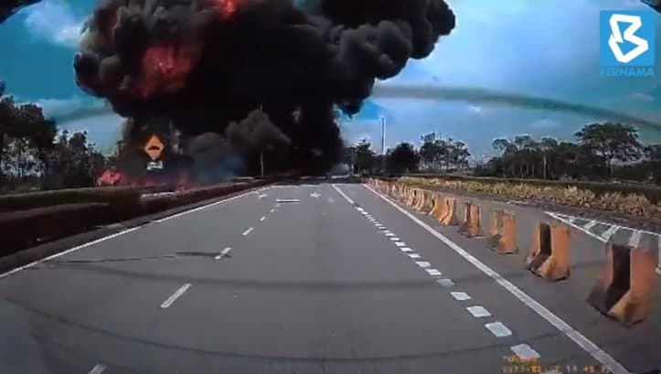 მალაიზიაში თვითმფრინავი ავტომაგისტრალზე ჩამოვარდა, დაიღუპა 10 ადამიანი