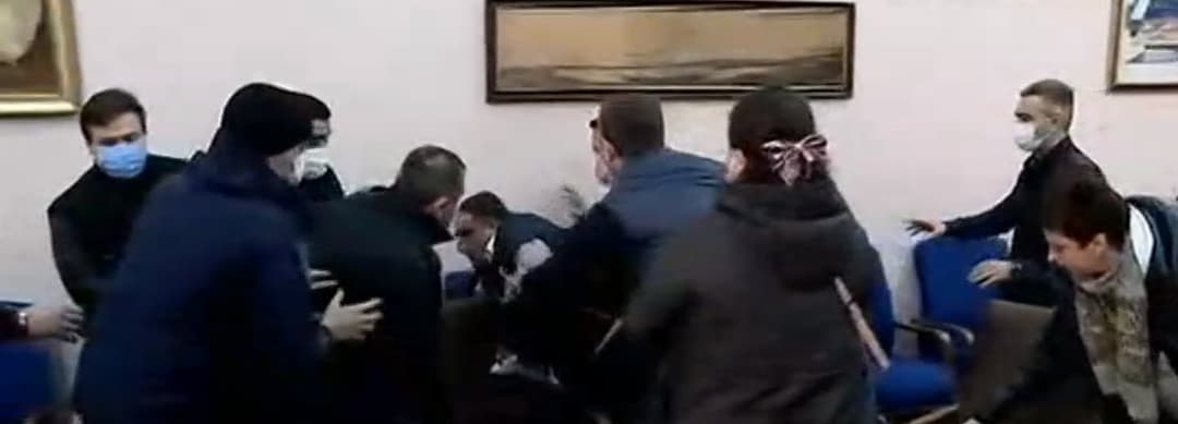 ოპოზიციონერ დეპუტატებს ბათუმის მერია ძალის გამოყენებით დაატოვებინეს