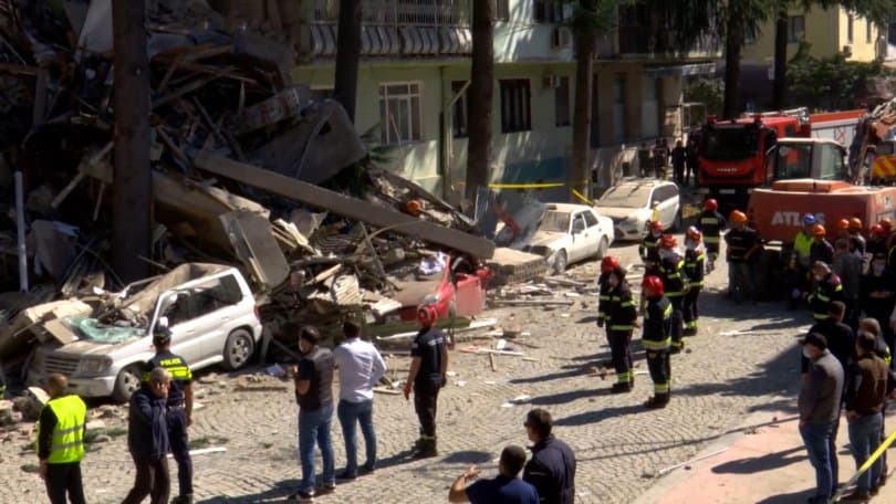 ნანგრევებიდან ადამიანების ხმა ისმის, რომლებიც შველას ითხოვენ