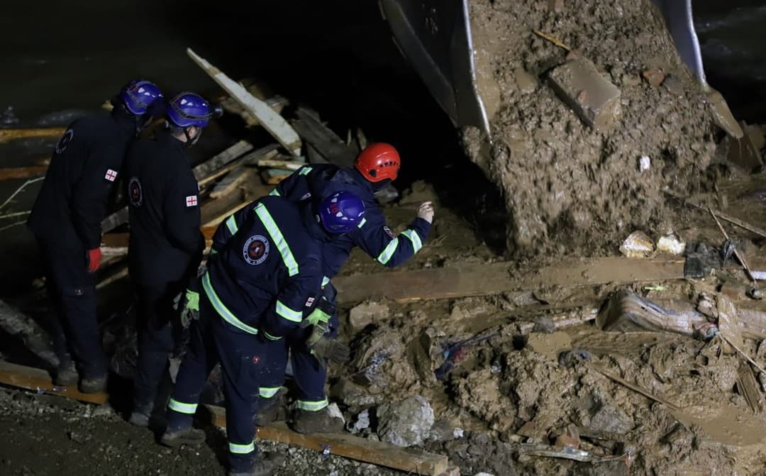 შსს – მაშველები სტიქიის ეპიცენტრში მუშაობას მთელი ღამის განმავლობაში განაგრძობენ