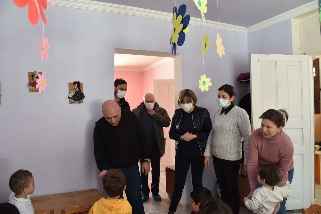 ბორჯომის მუნიციპალიტეტის საკრებულოს წევრები ბაკურიანის საბავშვო ბაღს ესტუმრნენ