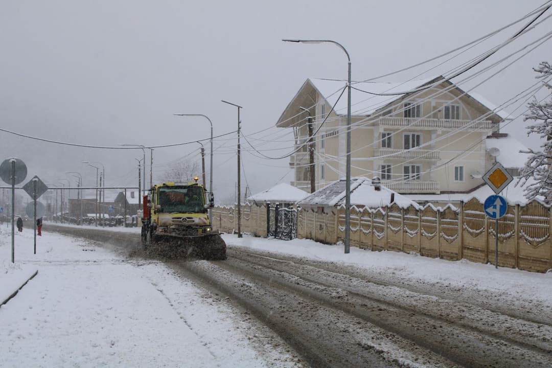 დაბა ბაკურიანში უხვი ნალექის გამო საავტომობილო გზების გაწმენდითი სამუშაოები მიმდინარეობს