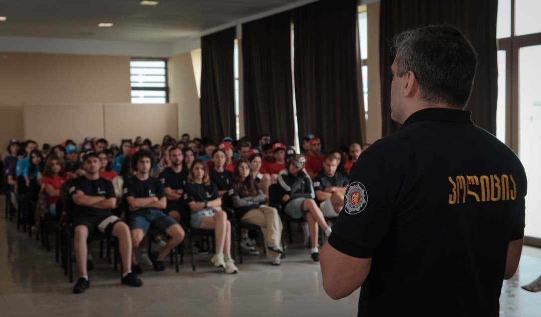 შსს-ს წარმომადგენლებმა ანაკლიაში ახალგაზრდულ ბანაკში შეხვედრა გამართეს